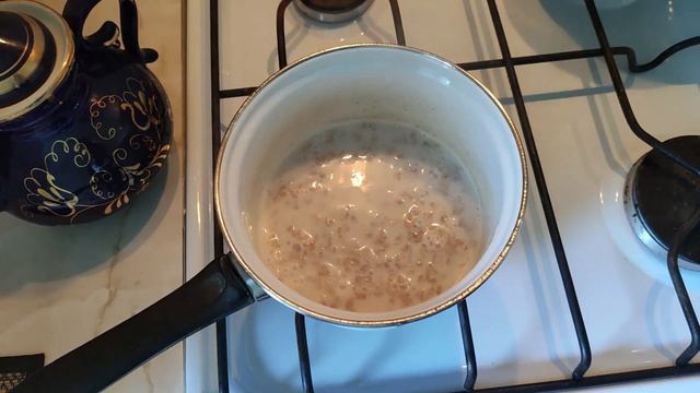 Овсяная каша на воде с добавлением сгущенного молока и изюма смотреть онлайн