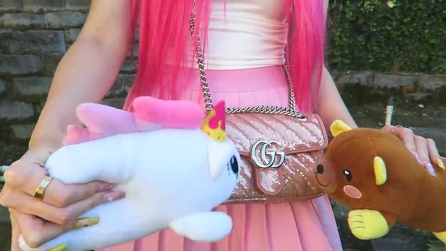 Wearing My FAVORITE ROBLOX OUTFITS IN REAL LIFE... Roblox IRL смотреть онлайн