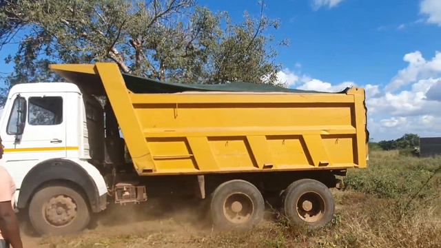 Building a house in Mozambique 🇲🇿| Ep. 2 - Delivering materials and starting the guard house. смотреть онлайн