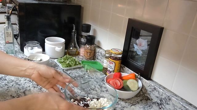 Греческий салат подается с гренками в греческом стиле. Greek Salad served with Greek style Toast. смотреть онлайн