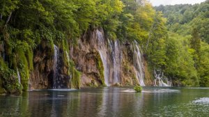 Soothing Waterfall Sound - 4K UHD - White Noise for Sleeping or Studying - 2 HOU
