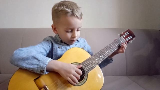 Едет едет паровоз. Ребенок играет на гитаре в 6 лет смотреть онлайн