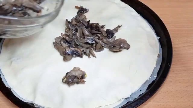 Очень вкусный рецепт из слоёного теста/Пирог с грибами/Pie With Mushrooms And Cheese!