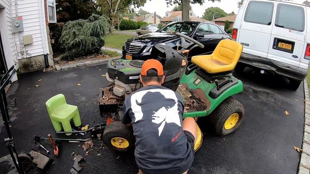 JOHN DEERE LA120 LAWN TRACTOR YOUTUBER CURB ALERT TIP TRASH PICK BRIGGS VTWIN PARTS SALVAGE TEARDOW смотреть онлайн