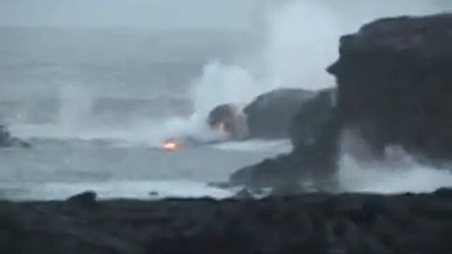 CAUGHT ON VIDEO!!! Boat almost hit by plunging lava rock! смотреть онлайн