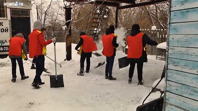 Волонтёры помогают пожилым людям смотреть онлайн