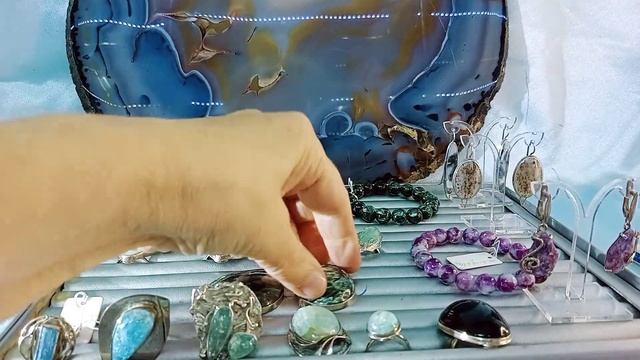Изделия в разной технике исполнения в комплекте с бусами и браслетами смотреть онлайн