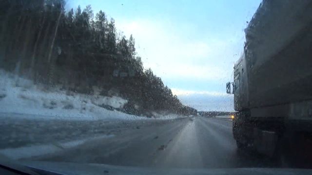 Фура выдавливает на обочину смотреть онлайн