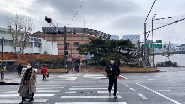 Morning after Rain, Hyehwa(Daehakro) to Myeongdong | 4K KOREA | Feb.2023 смотреть онлайн
