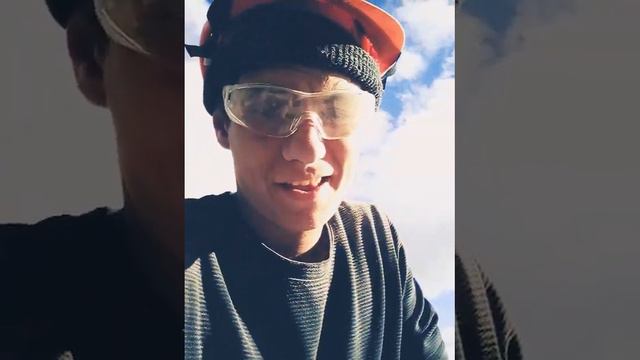 когда играет крутой трек по радио)))