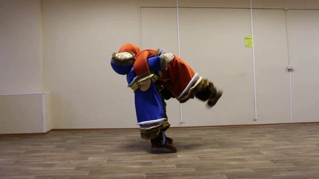 Швея одела костюм Нанайка и показывает его - угар! Пошив театральных костюмов. смотреть онлайн