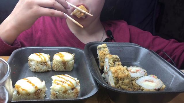 МКБАНГ БОЛЬШИЕ ГОРЯЧИЕ СУШИ / РОЛЛЫ / АСМР | #MUKBANG #ROLLS #SUSHI смотреть онлайн