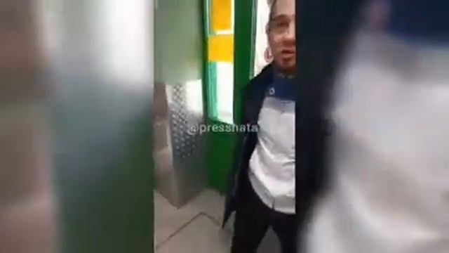 Шизик захватил магазин смотреть онлайн
