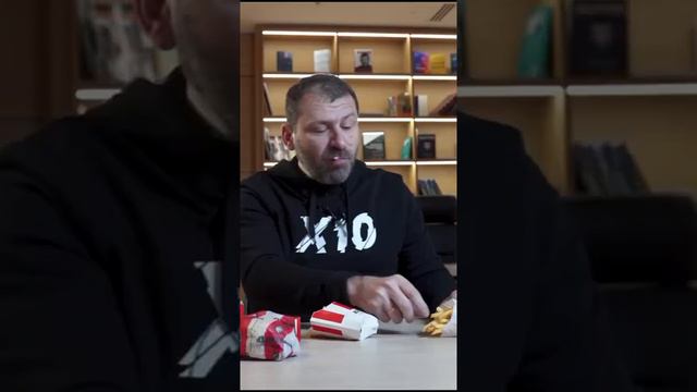 Миллиардер пробует: KFC VS MacDonalds часть 1 смотреть онлайн