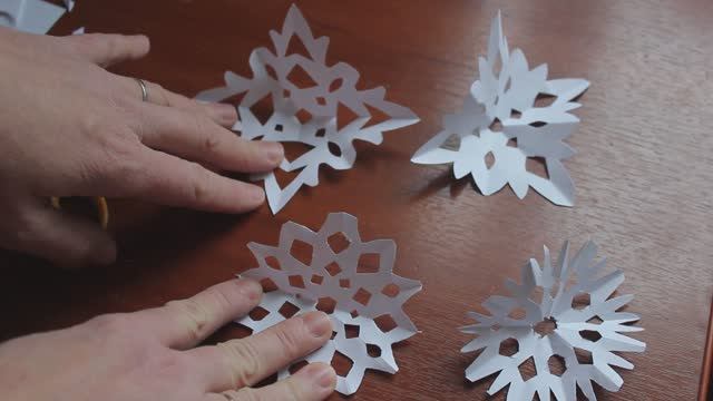 Вырезаем снежинки из бумаги 1 смотреть онлайн