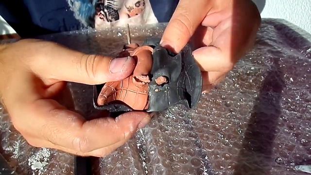 Скульптура. Разбираем гипсовую форму гнома и разрезаем резинку. смотреть онлайн