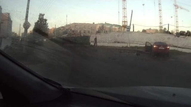 В Минске почтовый Ford Transit опрокинулся на бок после столкновения с Renault смотреть онлайн