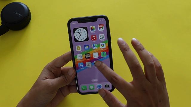Should You Install iOS 16 on iPhone XR ? смотреть онлайн