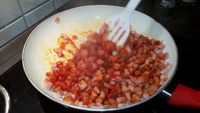 Пятиминутныи ужин, лапша с обжаренной колбаской