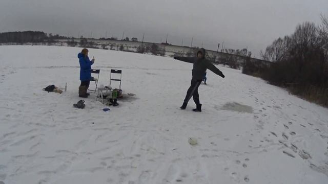 Картошку не дожарили а майонез замерз .Гоп рыбалка смотреть онлайн