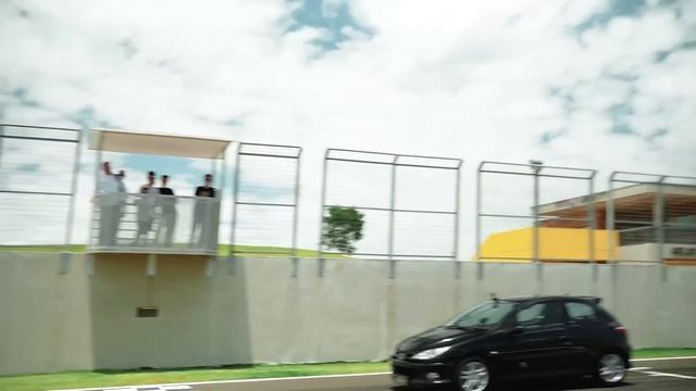 CLIO E 206 NA VOLTA RÁPIDA! Rubinho acelera a clássica dupla francesa dos anos 2000 no Velocitta смотреть онлайн