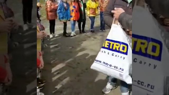 День знаний!!! Дарим подарки первоклассникам ТОС Южный. смотреть онлайн