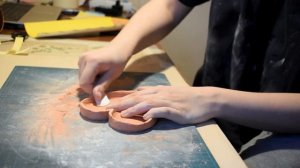 леплю тарелки из глины