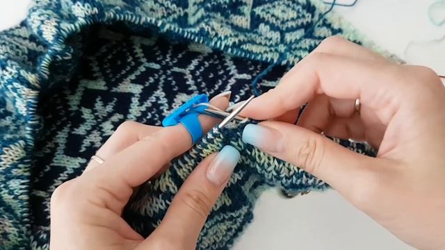 Как я вяжу жаккард без протяжек с напёрстком смотреть онлайн