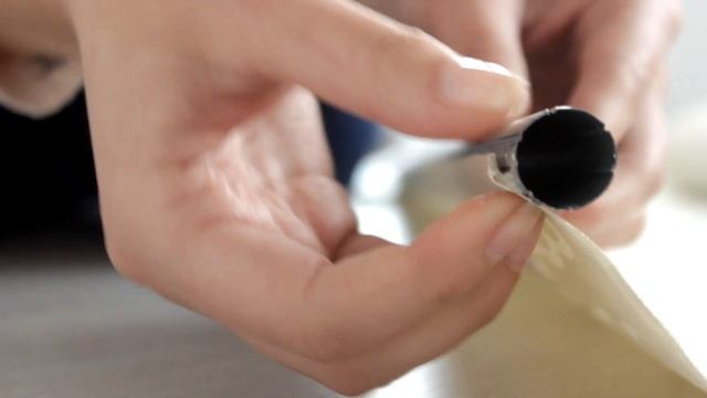 Как изменить размер рулонной шторы. Девушка обрезает рулонную штору! смотреть онлайн