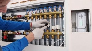 Монтаж сервопривода на распределитель теплого пола