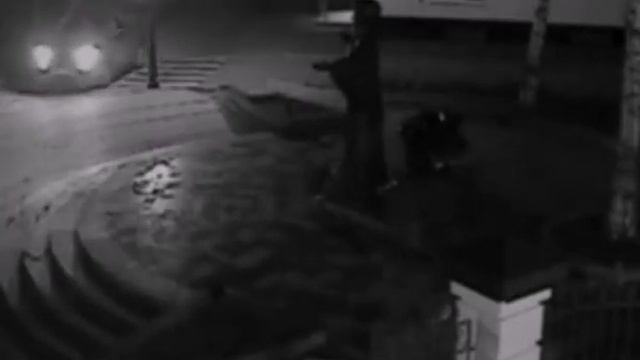 Наїзд на пам'ятник Раїсі Кириченко у Полтаві 11.12.2012. смотреть онлайн