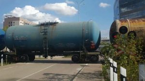 МАНЕВРОВЫЙ ТЕПЛОВОЗ ТГМ6Д 0001 С ГРУЗОВЫМ СОСТАВОМ.