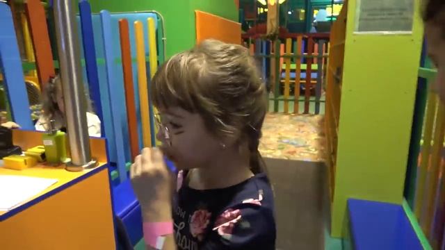 В ТЦ Красная Площадь. Едем за подарками. 26.12.21. смотреть онлайн