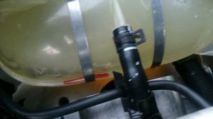 Расширительный бачок Lada Xray с подключённым третьим шлангом.