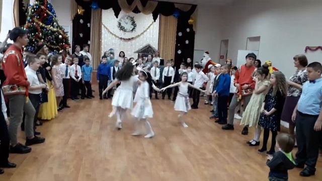 Танец снежинок и снеговика смотреть онлайн