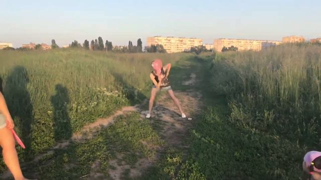 Мамы играют в бадминтон на природе часть #2 смотреть онлайн