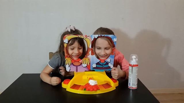 Долгожданная игра пирог в лицо. Мила и Ника. смотреть онлайн