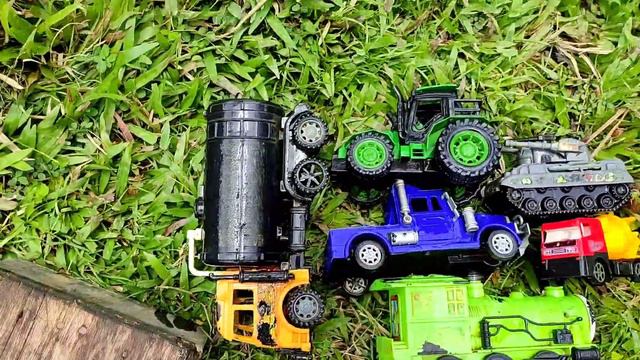Membersihkan Mainan Truk Tambang, Mobil Bus, Tractor, Truk Molen, Truk Pasir, Tank Baja, Kereta Api смотреть онлайн