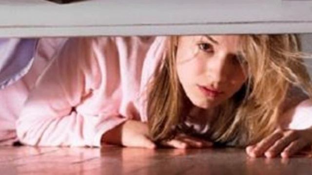 Она залезла под кровать, чтобы проверить, верен ей парень. Девушка не могла поверить... смотреть онлайн