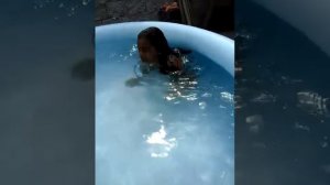 Esse é um novo vídeo na piscina kkkk