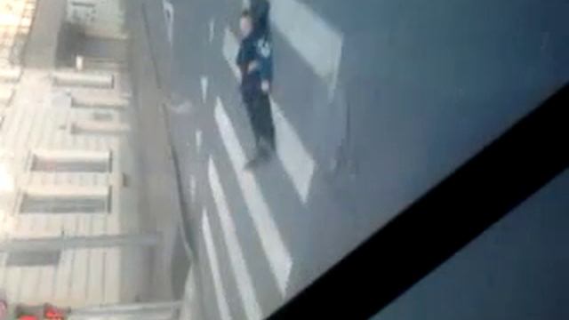 19.07.2015 Человек лежит на дороге ( Москва, ЦАО) смотреть онлайн