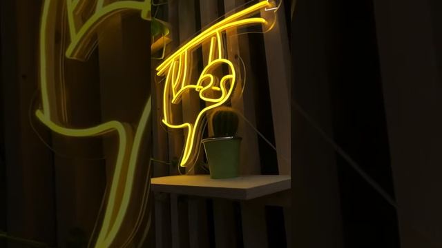 Неоновая вывеска с изображением ленивца смотреть онлайн