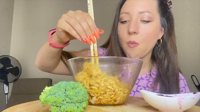 Итинг Рамен с яйцами /EATING: Ramen with eggs /Asmr Mukbang смотреть онлайн