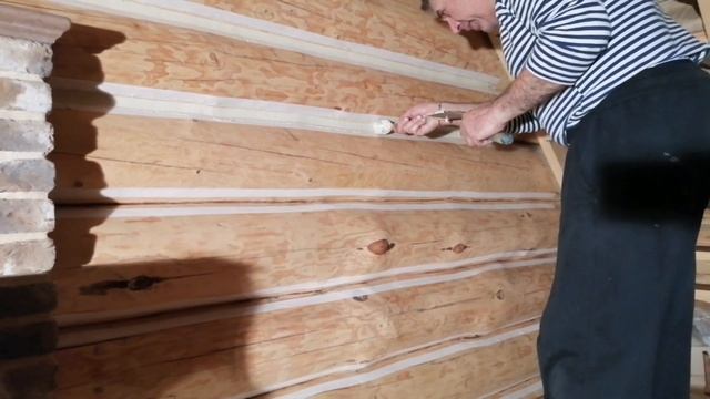 Герметиком заполняем швы между бревнами! смотреть онлайн