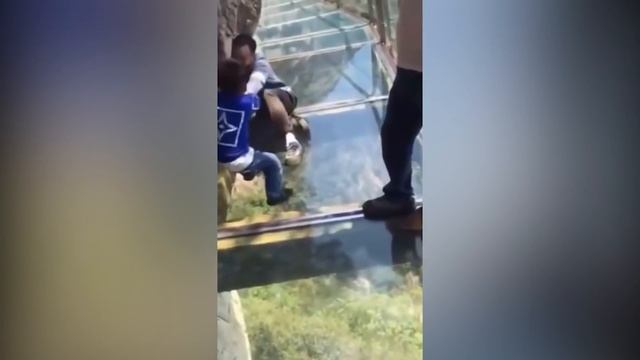 СТЕКЛЯННЫЙ МОСТ. Приколы с туристами на тропе страха. Гора Тяньмэнь в Китае. Горы аватара смотреть онлайн