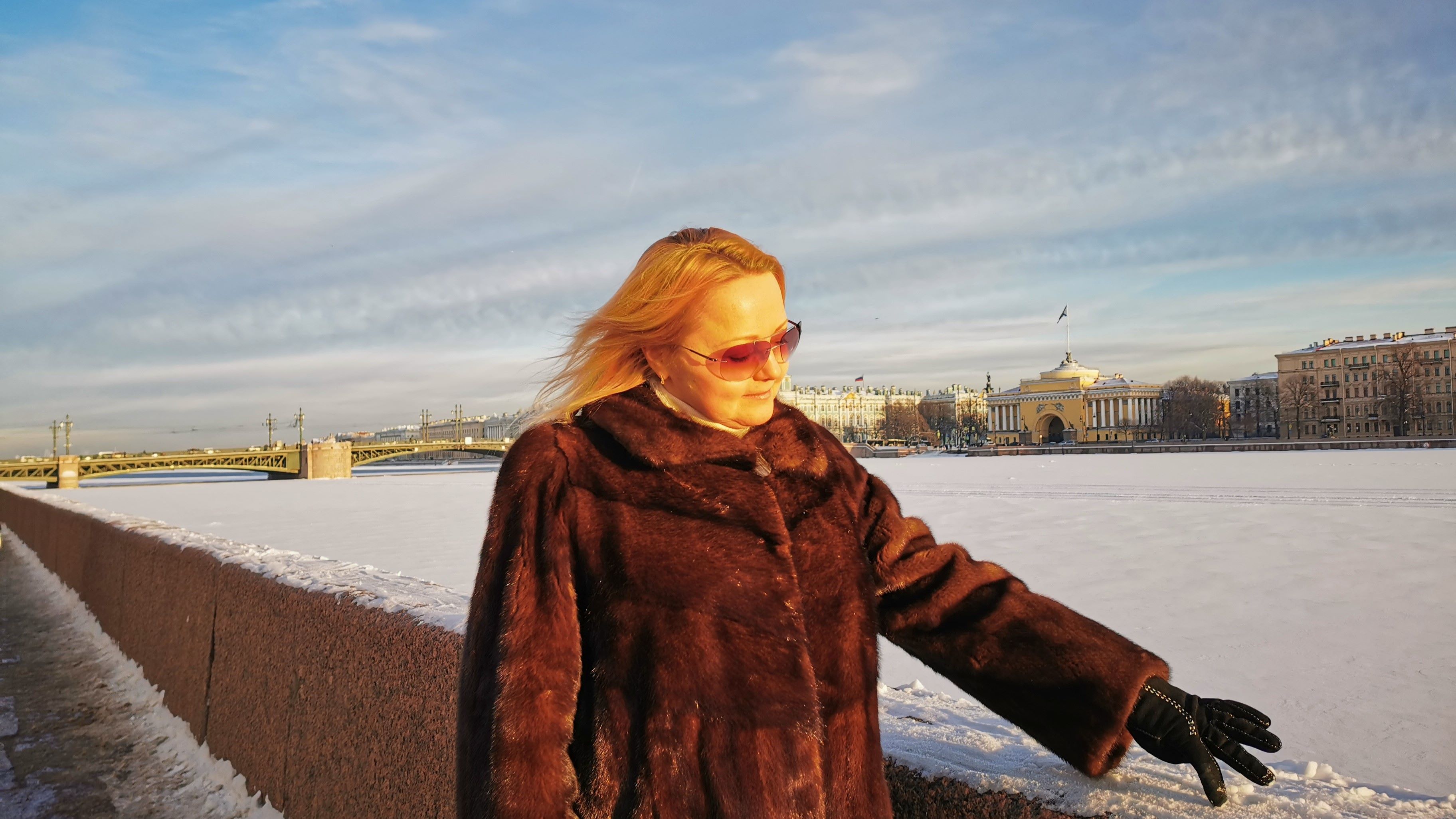 Вертолет над Невой, а раньше – трамваи по льду. Зимний день в Санкт-Петербурге смотреть онлайн