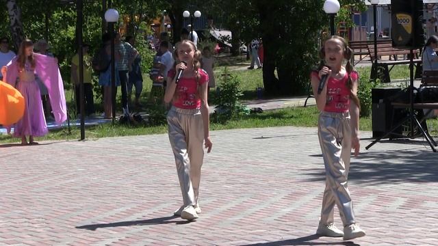 Ковалевские Маргарита и Кристина "На репите". 25.06.2022г., г.Кострома парк Заволжье, День молодёжи смотреть онлайн
