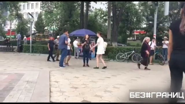 Обливаем людей на улице (БИШКЕК) 