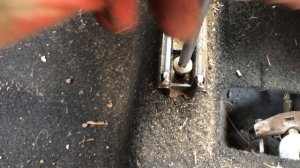 Как снять передние сидения на автомобиле Рено Логан