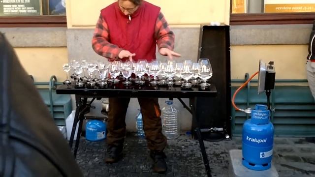 Потрясающая игра на стаканах. Игра на бокалах с водой. Прага. Это супер, мастерство. Prague. смотреть онлайн